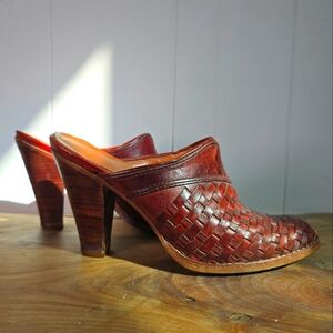 Beautiful Vintage 70's Leather & Wood Mules Size 6